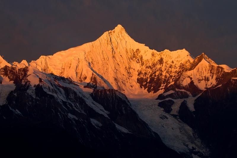 梅里雪山——寒威千里望，玉立雪山崇